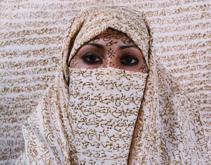 Нелегкая судьба восточных женщин. Наложница. Автор работ: марокканская художница Лала Эссаиди (Lalla Essaydi).