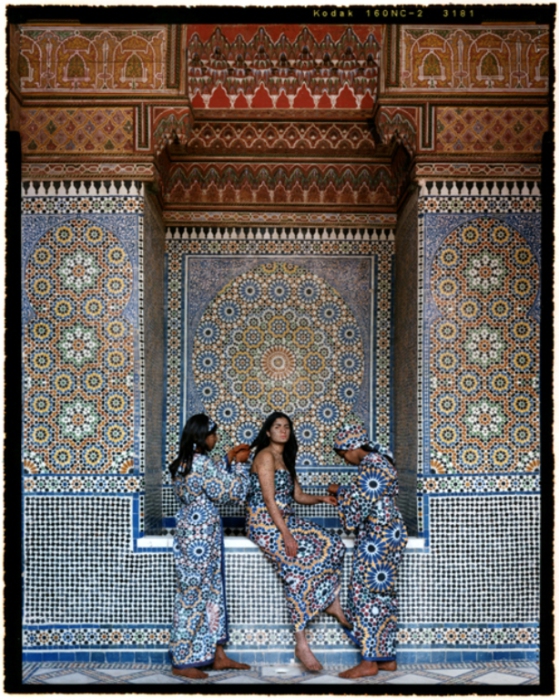 Восточные красавицы. Автор работ: марокканская художница Лала Эссаиди (Lalla Essaydi). 
