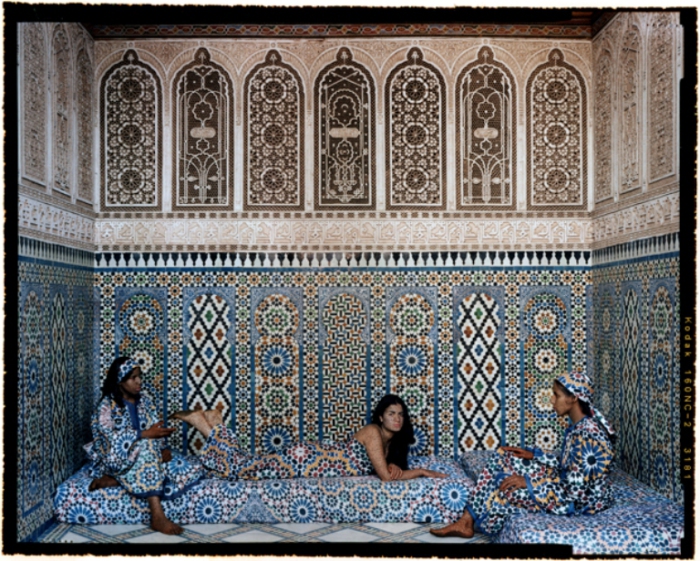 В стенах гарема. Автор работ: марокканская художница Лала Эссаиди (Lalla Essaydi). 