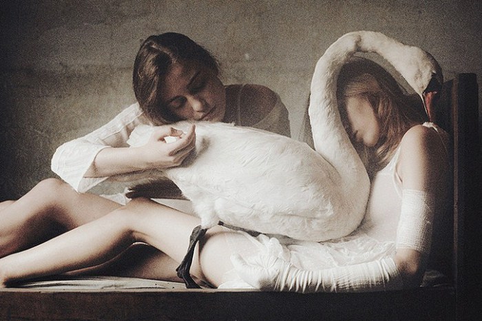 Две сестры. Белый лебедь. Автор фото: Лаура Макабреску (Laura Makabresku).