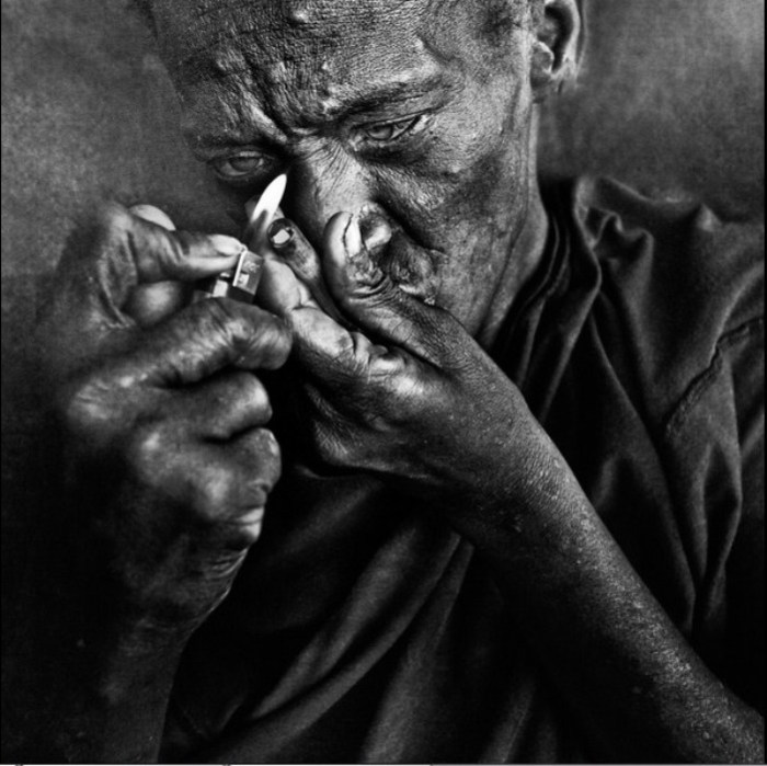 Сигареты - как часть жизни.  Автор работ: фотограф Ли Джеффрис (Lee Jeffries).