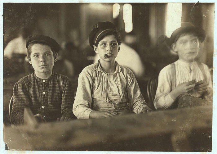 Юные работники сигарной фабрики Englahardt & Co. Автор фото: Льюис Хайн (Lewis Hine).