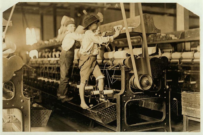 Мальчишки на фабрике, 1909 год. Автор фото: Льюис Хайн (Lewis Hine).