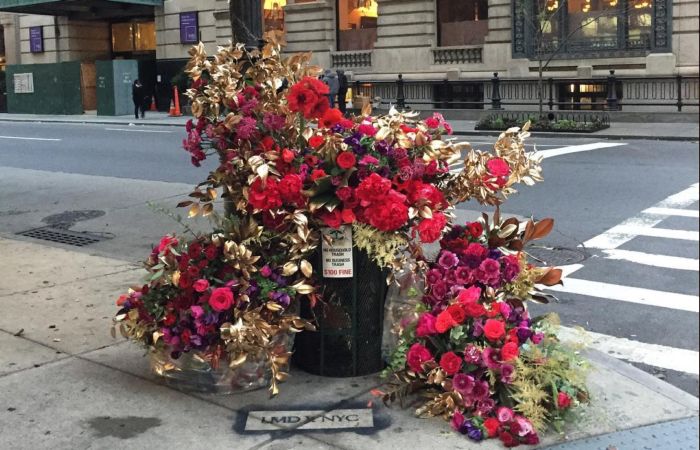 Нью-йоркский флорист Льюис Миллер превратил городские урны в цветочные вазы.
