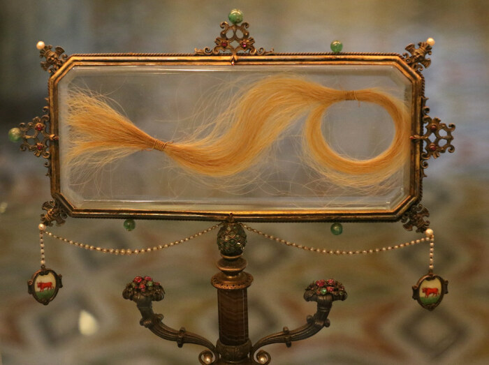 Витрина с волосами Лукреции Борджиа, Альфредо Раваско, ок. 1926-28 гг. \ Фото: flickr.com.