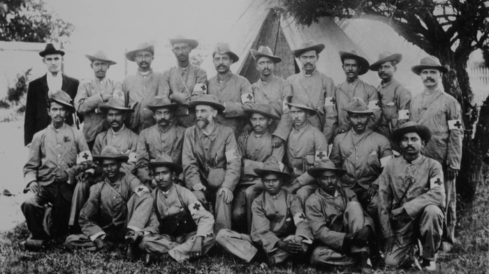 Ганди с членами индийского корпуса скорой помощи во время англо-бурской войны. \ Фото: vice.com.