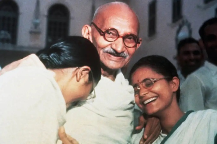Махатма Ганди со своими внучками. \ Фото: adfree.uk.