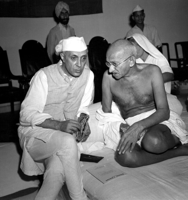 Ганди с Джавахарлалом Неру, его назначенным политическим наследником, 1946 год. \ Фото: blogspot.com.