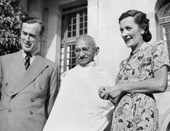 Ганди в 1947 году вместе с Луисом Маунтбеттеном, последним британским вице-королем Индии, и его женой Эдвиной Маунтбеттен. \ Фото: bing.com.