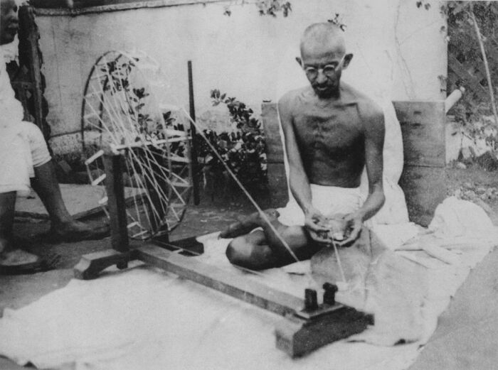 Принцип «око за око» сделает весь мир слепым, Махатма Ганди. \ Фото: berfrois.com.