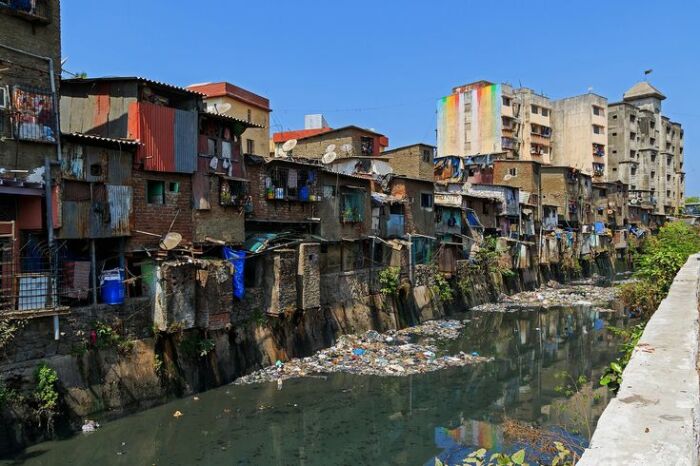 Вид на Дхарави — трущобный район Мумбаи, большинство жителей которого принадлежит к неприкасаемым. \ Фото: i.pinimg.com.