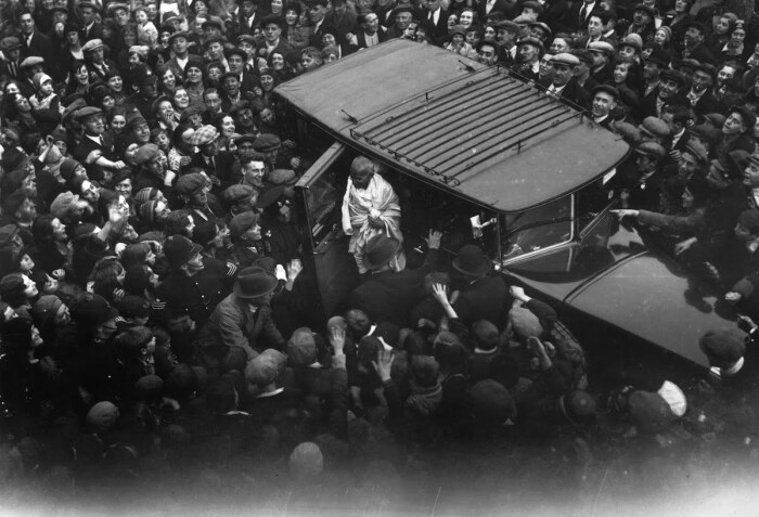 Восхищенная толпа в Ист-Энде собирается, чтобы засвидетельствовать прибытие Махатмы Ганди, 1931 год. \ Фото: pinterest.com.
