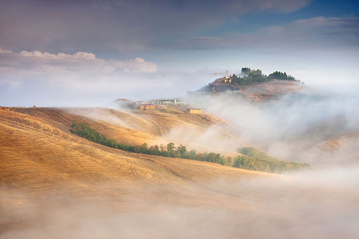 Misty hills. (Туманные холмы). Таскана, Италия. Фото Marcin Sobas.