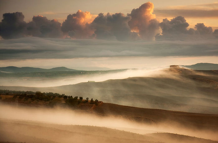Morning misty layers. (Утренние туманные слои). Таскана, Италия. Фото Marcin Sobas.