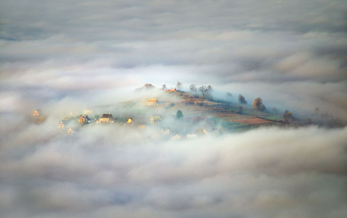Village in clouds. (Деревня в облаках). Beskidy, Poland. (Бескиды, Польша). Фото Marcin Sobas.