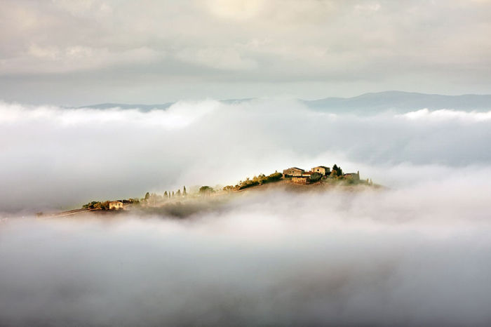 Between clouds and mists. (Между облаков и туманом). Таска, Италия. Фото Marcin Sobas.