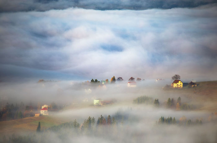 In the autumn valley. (Осенняя долина). Beskidy, Poland. (Бескиды, Польша). Фото Marcin Sobas.