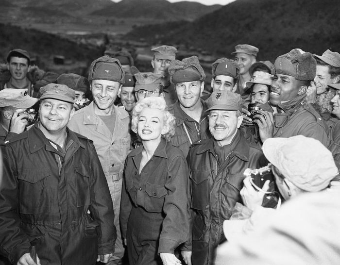 Мэрилин и американские солдаты, 1954 год. \ Фото: pt.starsinsider.com.