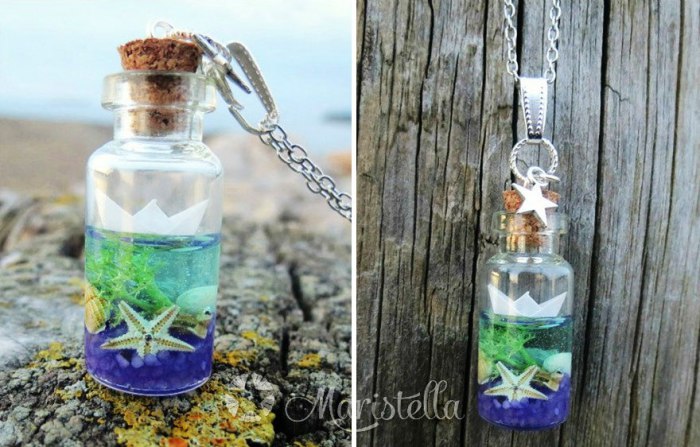 Подвеска «Море в бутылке» от Maristella: бумажный кораблик, голубая смола, миниатюрные ракушки, морские звезды, цветной песок, мох, кораллы. 