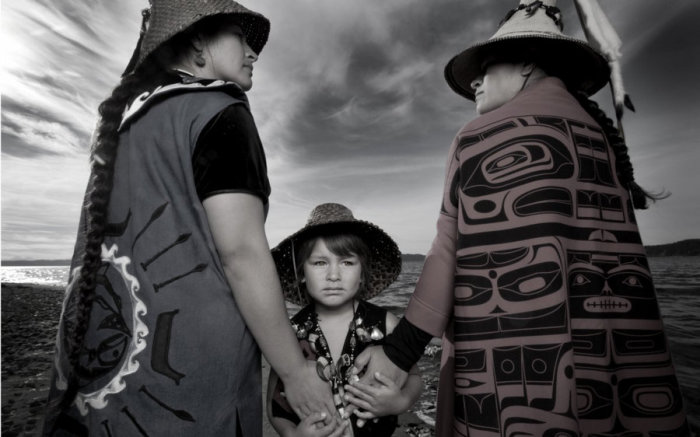 Тёмное перо, Бибиана и Экос Анчета, народ тулалип. Автор: Matika Wilbur.