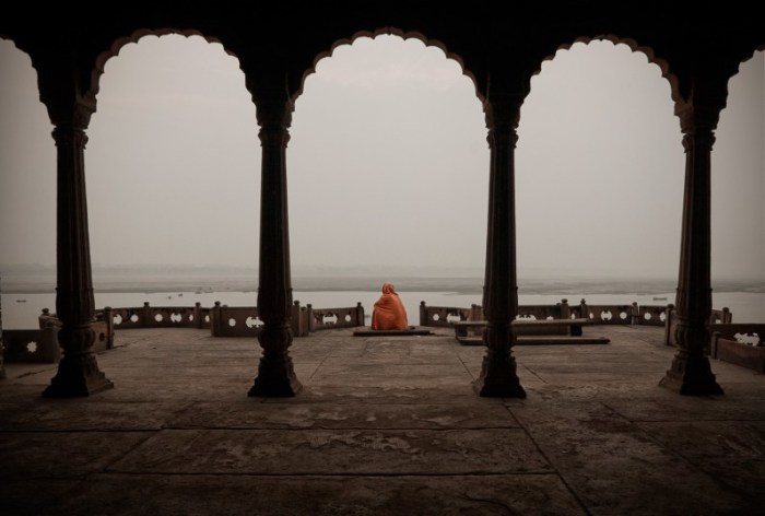 Варанаси, Индия: паломник медитирует в заброшенном дворце. Автор: Matjaz Krivic.