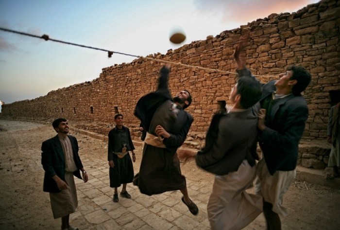 Тула, Йемен: Молодые мальчики играют в волейбол на тихих улочках исторического города. Автор: Matjaz Krivic.