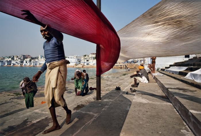 Пушкар, Индия: После ритуального омовения и купания паломники высушивают свои сари на столбах. Автор: Matjaz Krivic.