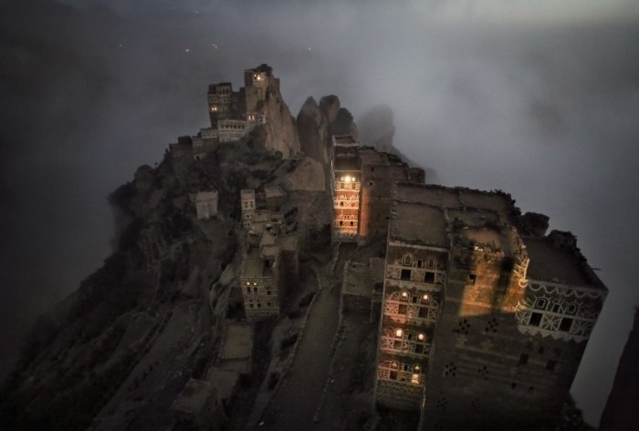Йемен: утренний туман поднимается из долины над маленьким городком в горах Хараз. Автор: Matjaz Krivic.
