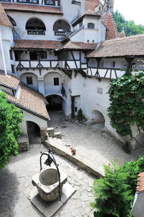 Вид на внутренний двор со знаменитым колодцем желаний замка Бран.  Фото: noticias.r7.com.