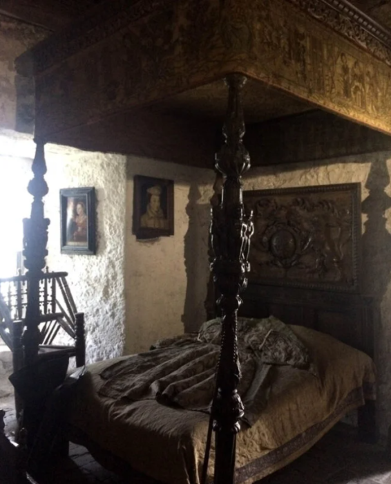 Спальня замка Банратти.  Автор фото: Frances Dilworth.