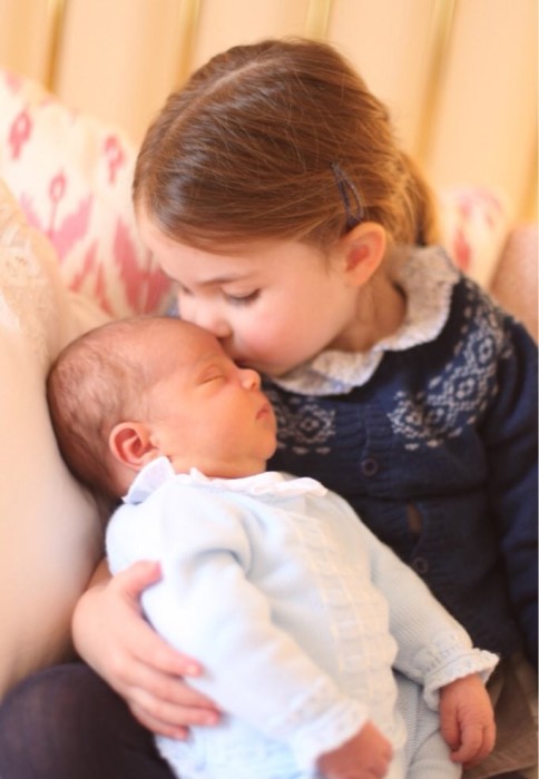 Трогательный снимок принцессы Шарлотты и принца Луи. 