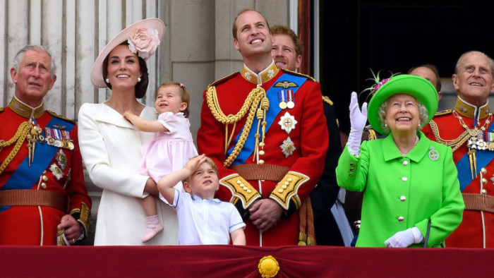 Кейт Миддлтон и принц Уильям с детьми на праздновании юбилея королевы Елизаветы II.