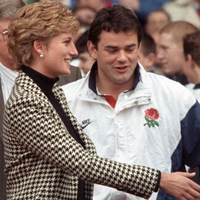 Диана приветствует членов английской сборной по регби. Рядом &#9472; капитан сборной Уилл Карлинг, 1994 год. \ Фото: kurio.id.