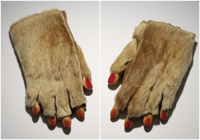 Меховые руки-перчатки с накрашенными ногтями, Мерет Оппенгейм.