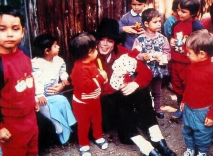 Майкл в окружении детей. \ Фото: twitter.com.