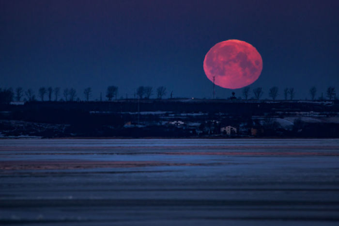 Красная луна. Автор: Michal Olech.