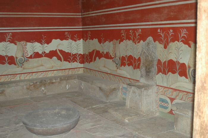 Тронный зал с фреской Грифона из Кносского дворца, Крит. \ Фото: wikimedia.org.