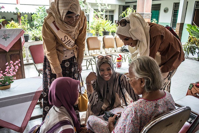 Дом престарелых. Здесь, девушки демонстрируют умение сострадать. Автор фото: Monique Jaques.
