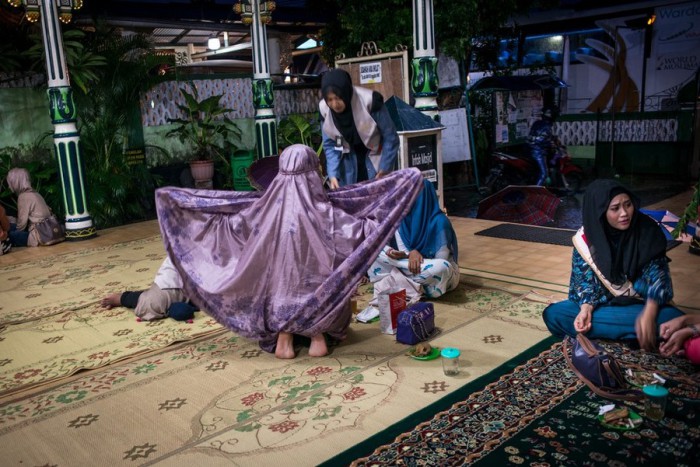 Финалистки конкурса в мечети перед молитвой. Автор фото: Monique Jaques.