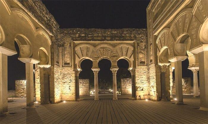 Медина Асаара или Мадина аз-Захра — дворцовый город, построенный в X в. н. э. по приказу Абд ар-Рахмана III. \ Фото: eventourcordoba.es.