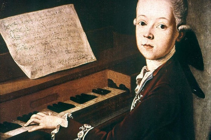 Юный Вольфганг Моцарт за инструментом. \ Фото: pijamasurf.com.