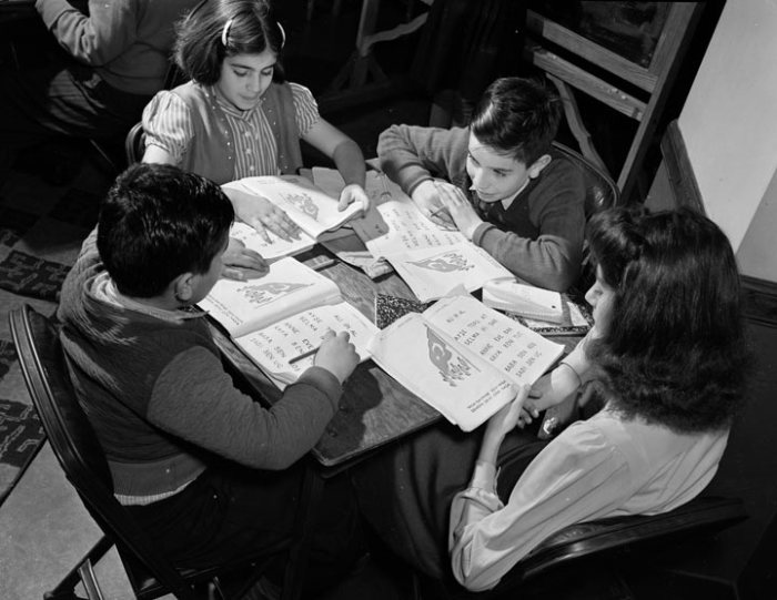 Турецкие и американские дети за столом с книгами, Калифорния, 1940 год. Alexander Alland.