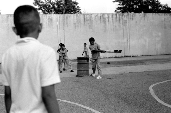 Пакистанские дети играют в крикет в парке, Бруклин, Нью-Йорк, 2011 год. Автор: Robert Gerhardt.
