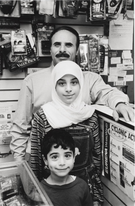 B & B магазин электроники, владелец с детьми, Бэй-Ридж, Бруклин, 1999 год. Mel Rosenthal.