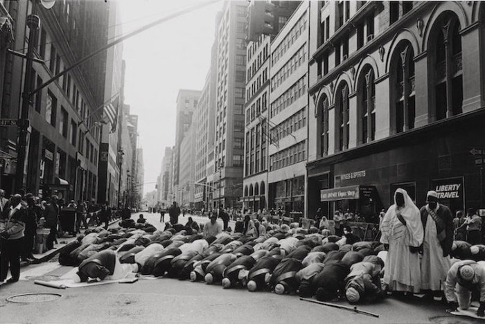 Молитва перед мусульманским парадом, Манхэттен, Нью-Йорк, 1995 год. Автор: Ed Grazda.