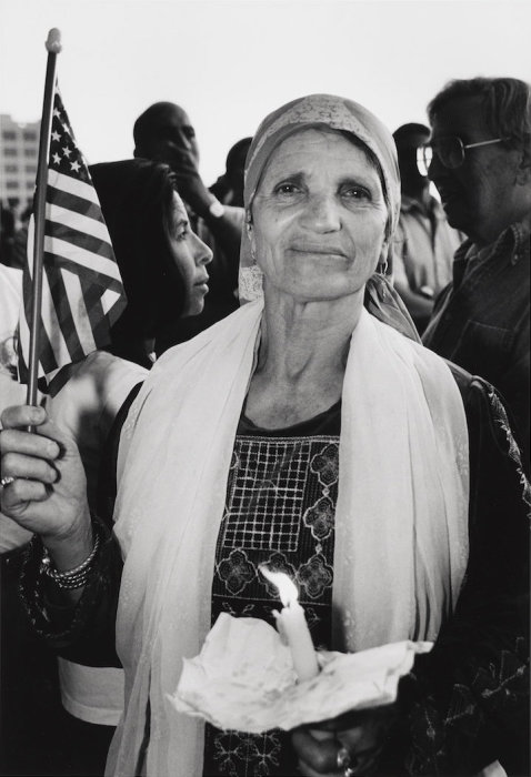 Палестинская женщина с американским флагом, Калифорния 2001 год. Автор: Mel Rosenthal.