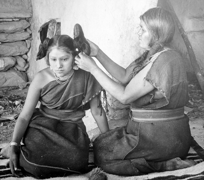 Женщина хопи делает причёску незамужней девушке, 1900 год. \ Фото: blogspot.com.