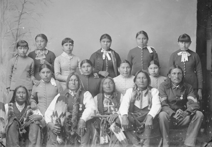 Группа шайеннских вождей с ученицами Карлайлской школы, фотограф Джон Н. Чоут, 1880 год. \ Фото: twitter.com.