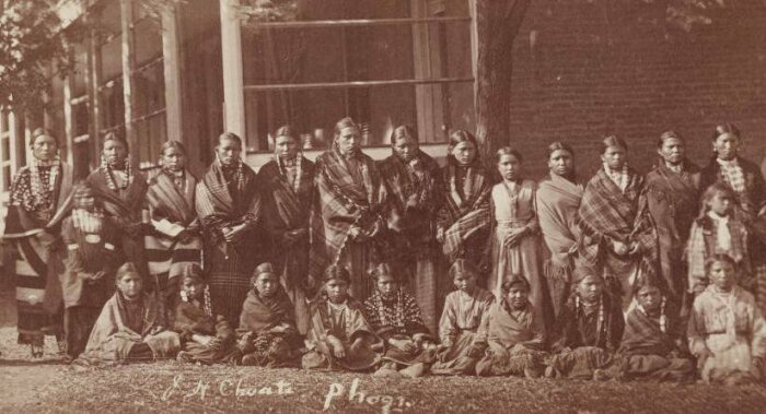 Первые ученики из племени сиу сразу после прибытия в школу 6 октября 1879 года, фотограф Джон Н. Чоут. \ Фото: googleusercontent.com.