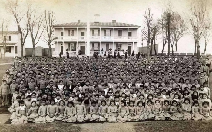 Ученики Карлайлской школы, фотограф Джон Н. Чоут, 1884 год. \ Фото: bing.com.